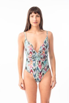 Malla enteriza escote en V con frunce. Este traje de baño propone un look moderno y minimalista para ir a la playa. Su cavado y escote pronunciado estilizan la figura. Tu nuevo básico para ir a la playa con onda. Excelente calce No contiene aro Lycra europea ultra soft Materiales sustentables: ECONYL certificado por Oeko-Tex Hilados biodegradables Contiene protección UV 50+ Resistente al cloro, protectores solares y aceites. Composición: 90% poliamida 10% elastano.