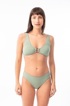 Bikini con argolla combinado con bombacha intermedia. Propone un look natural, elegante y moderno. Este traje de baño con lycra texturizada ultra suave, se destaca por su excelente calce y soporte. Cuenta con copas removibles y contorno regulable. Uno de nuestros #BestSellers. Excelente calce y soporte No contiene aro Contiene copas removibles Lycra europea texturizada ultra soft Material sustentable  ECONYL certificado por Oeko-Tex Hilados biodegradables Protección UV 50+ Resistente al cloro, protectores solares y aceites. Composición: 90% poliamida 10% elastano.